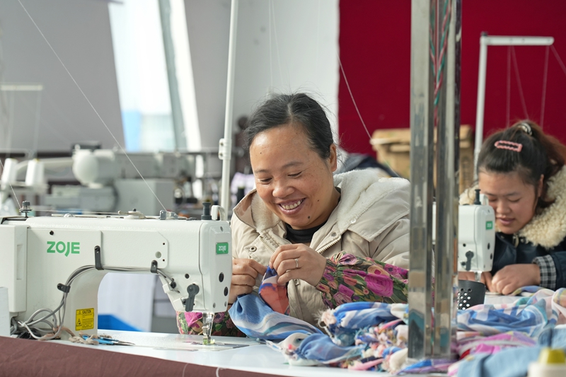 2026年1月12日，貴州省畢節市納雍縣化作鄉銀鑫制衣廠，工人在趕制訂單。