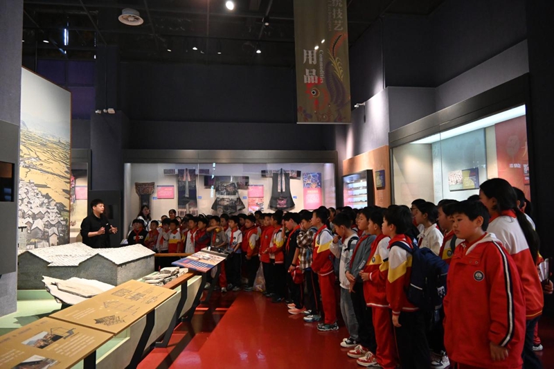 5.學生團體在息烽集中營革命歷史紀念館參觀學習