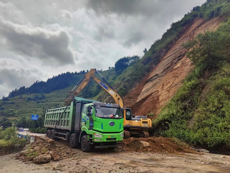 2 图为清理接养公路S313线水毁塌方 何情怡 摄.jpg