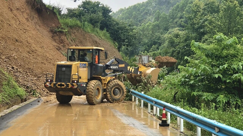 2 图为对公路进行清理修复。.jpg