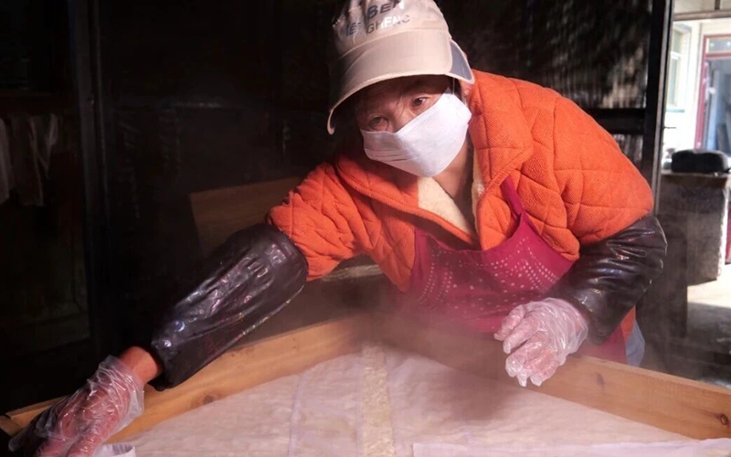 松桃水冲村：传承百年豆腐干俏销年货季。