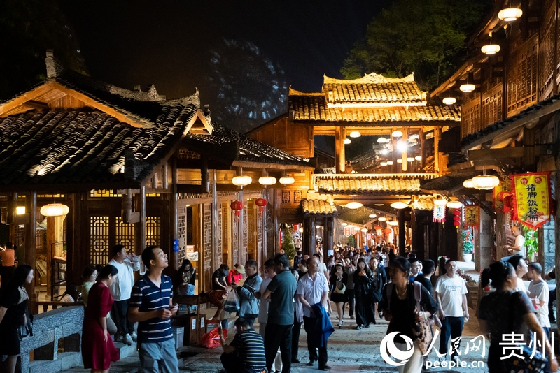 峰林布依景區游人如織。人民網 涂敏攝.jpg