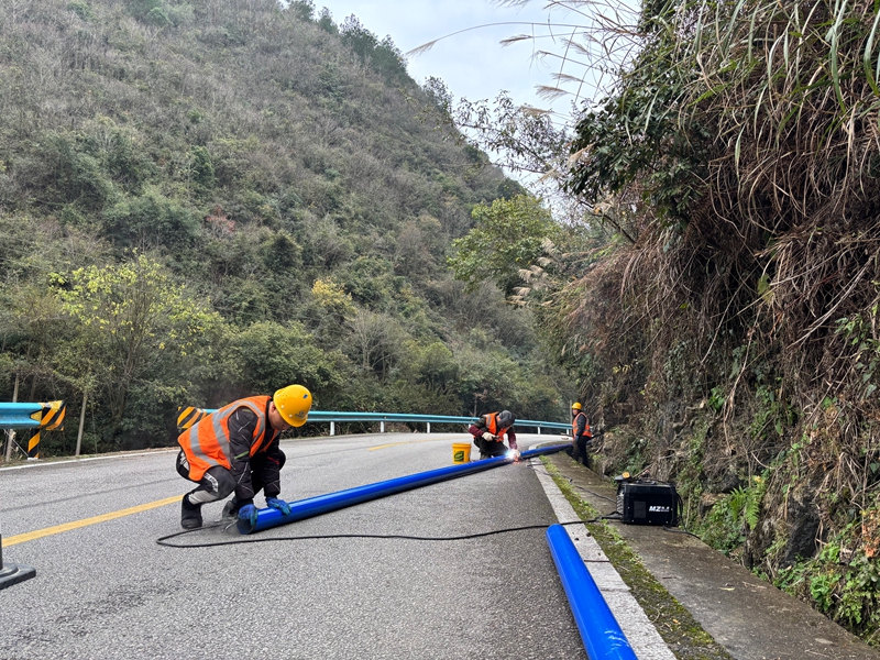 农村规模化供水工程管道铺设现场。