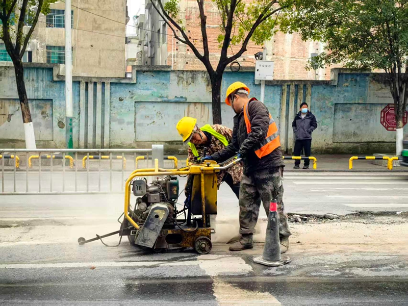 金沙縣新老城區燃氣管道改造工程施工現場。 楊洋 攝.jpg