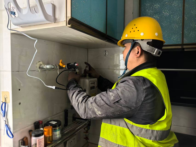 工作人員正在給市民安裝燃氣表。 楊洋 攝.jpg