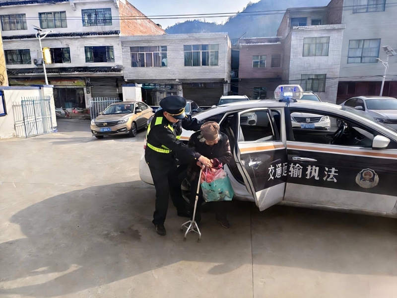 图为交通执法人员将老人送至派出所