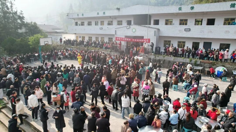 3、黔北深山杀猪宴开席，村民网友聚村校广场热闹赴宴。邹先生 摄