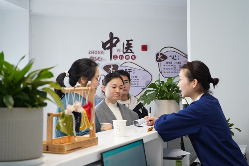 群眾在服務台登記。周燕攝