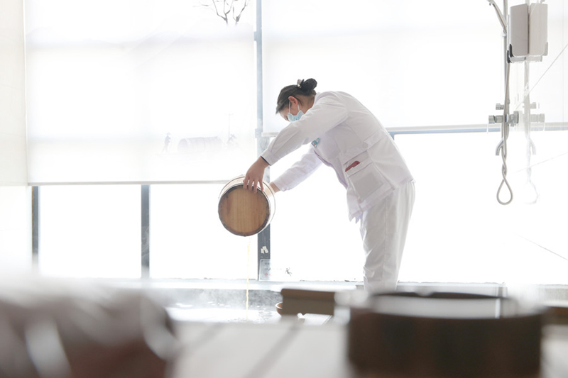 醫務人員將調配好的特制中藥湯劑注入浴池。唐鵬攝