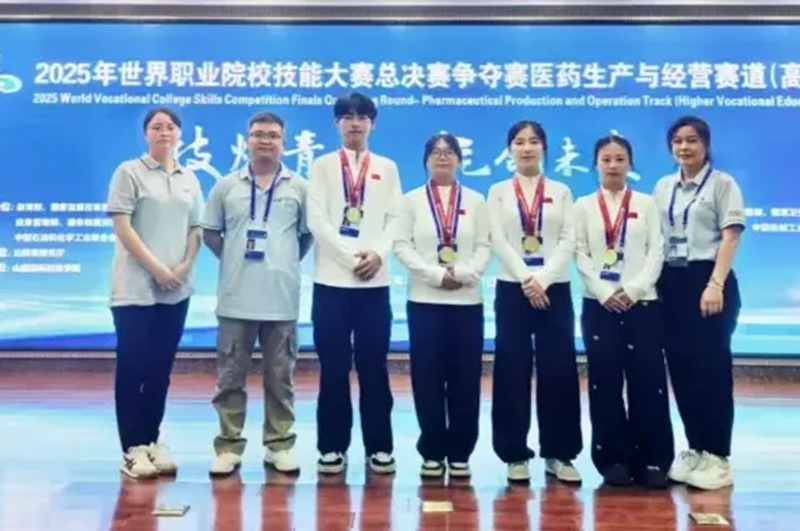 郭延红指导学生参加2025年世界职业院校技能大赛争夺赛医药生产与经营赛道比赛斩获金奖。