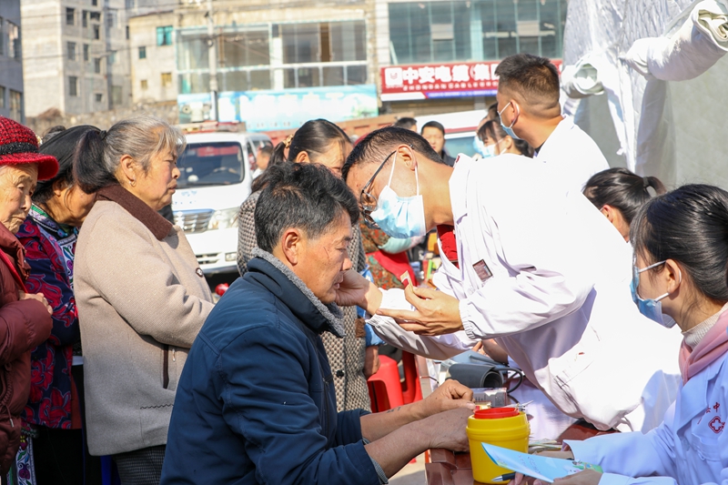 2026年1月15日 赫章县“赶乡场 惠万家” 活动走进六曲河镇，县中医医院开展义诊活动 闵罡 摄 