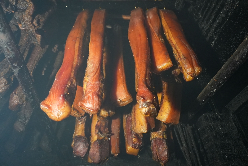 熏烤房裡的臘肉。陸勁鬆 攝.jpg