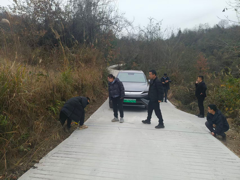 施秉县白垛乡工作人员对产业路进行验收。