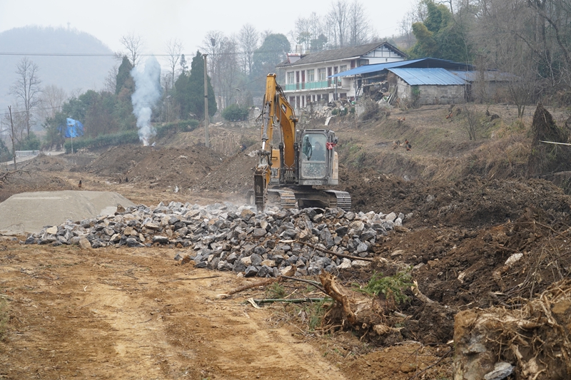 2026年1月15日，纳雍县沙包镇秀才坝村，高标准农田建设现场，挖掘机正在破石。.JPG