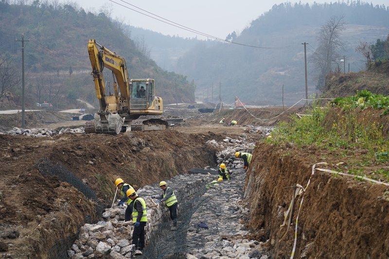 2026年1月15日，纳雍县沙包镇秀才坝村，高标准农田建设现场，工人正在修水渠。.JPG