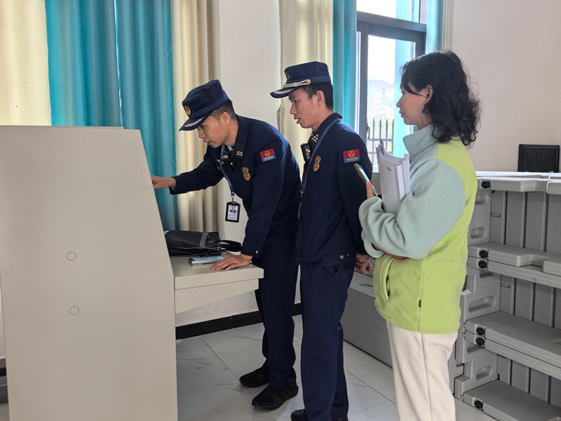 施秉縣消防監督員對幼兒園火災自動報警系統進行檢查。