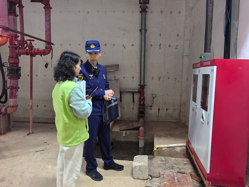 施秉縣消防監督員對幼兒園水泵房進行檢查。