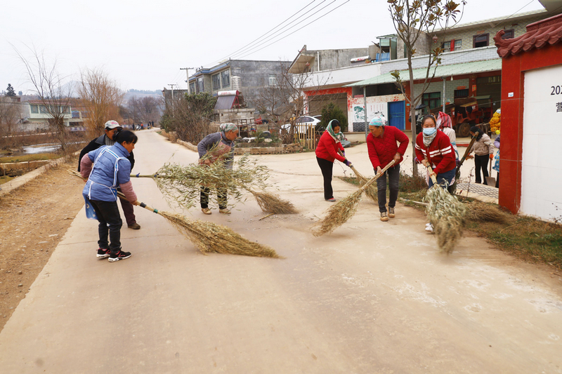 可界村群眾正在打掃環境衛生。