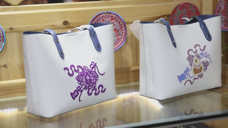 馬尾繡文創產品。