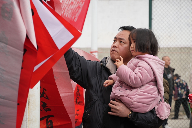 村民挑选对联（苏畅莉  摄）.JPG
