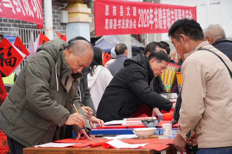 书法爱好者书写对联（苏畅莉  摄）.JPG