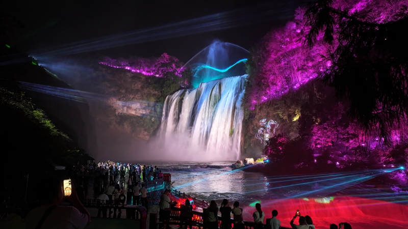 夜游大瀑布場景。