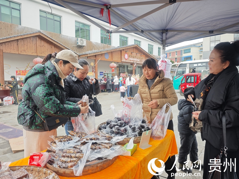 市民游客在購買年貨。人民網 黃小桃攝