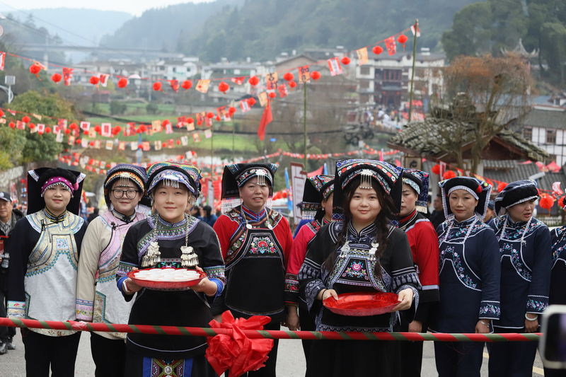 、布依族迎客仪式，当地布依族群众向游客敬“五福茶”。黎荣摄