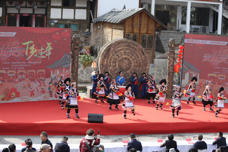 苗族花棍舞表演。黎荣摄