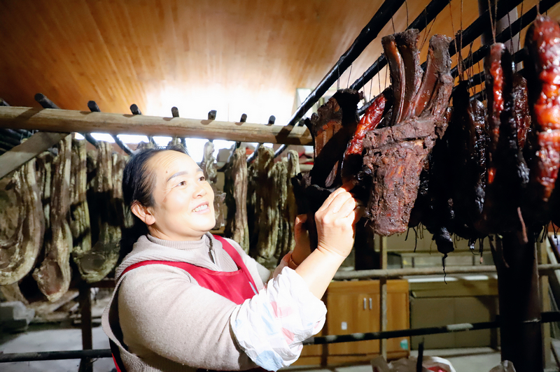 1月14日，凯里下司清江村吴玉梅正在整理熏好的腊肉。