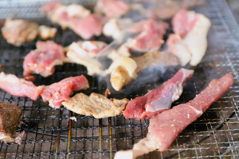1月14日，凯里下司清江村张老肥家滋滋冒油的烤肉。