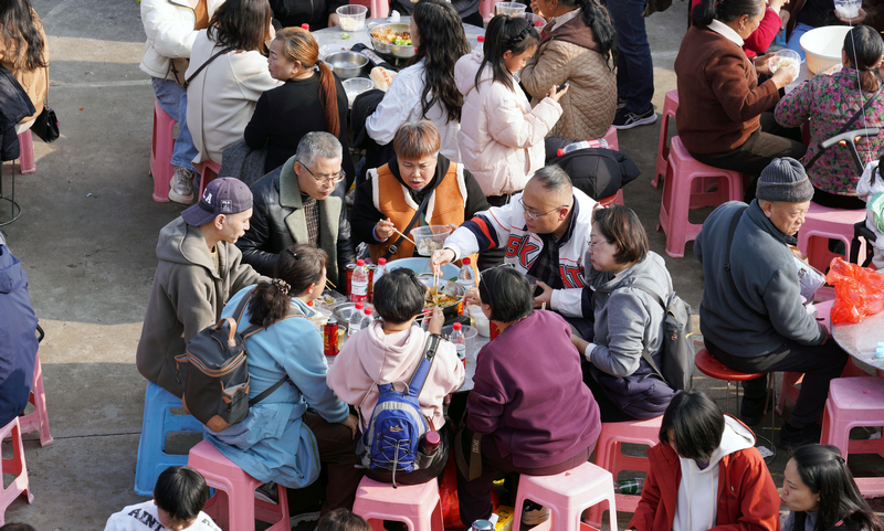 游客吃杀猪饭。