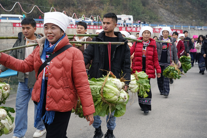 寨邻带着自家种的蔬菜“打平伙”。