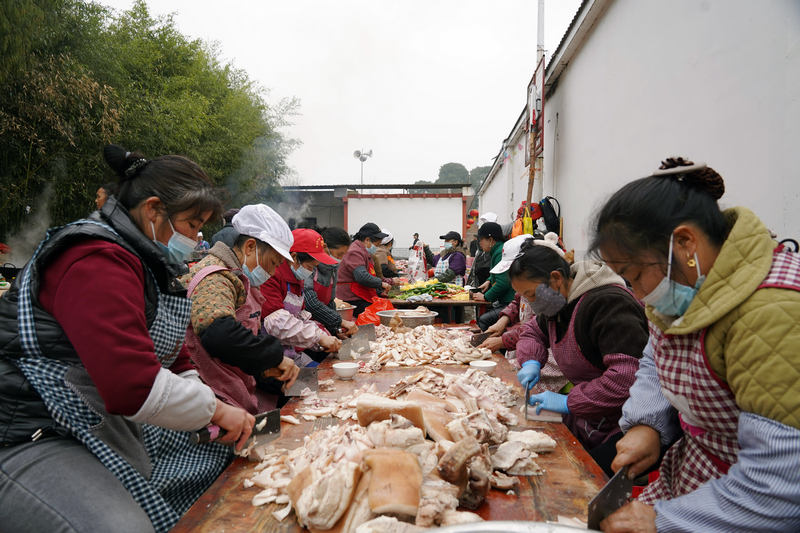 忙而有序的后厨。