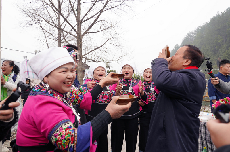 布依族群众身着民族盛装迎接游客到来。