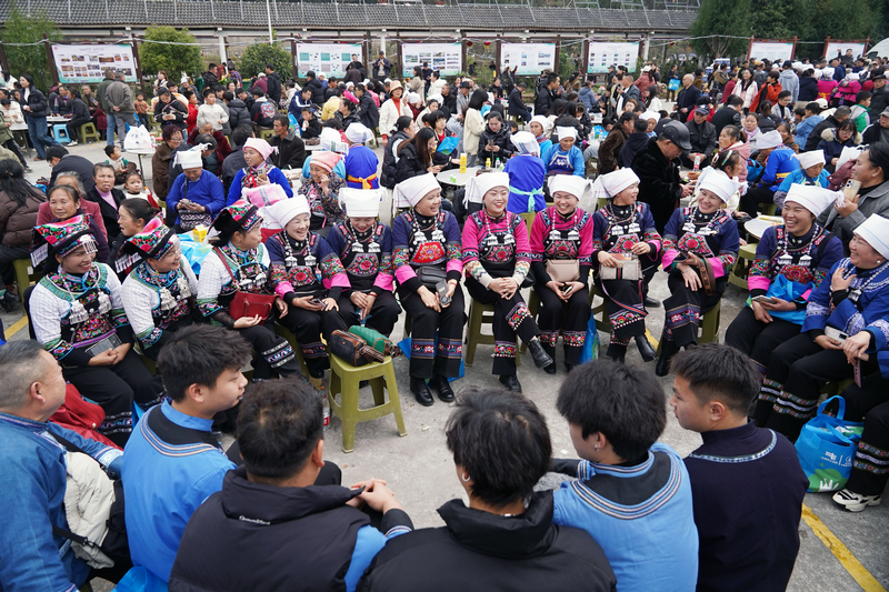 当地少数民族正在进行山歌对唱。