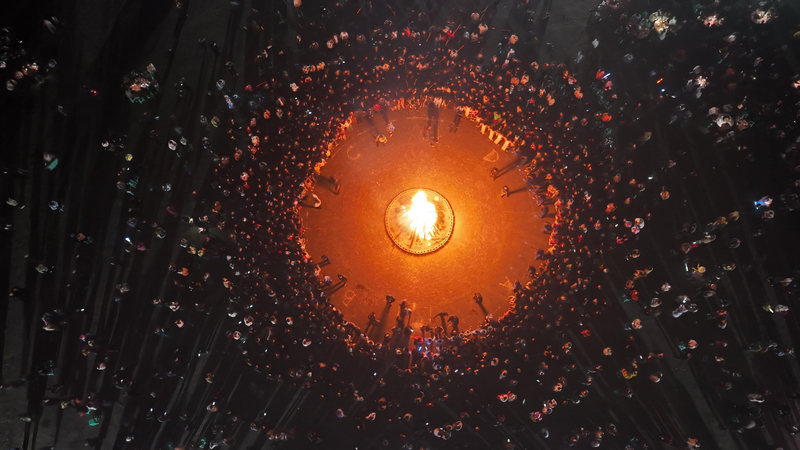 篝火晚会现场。