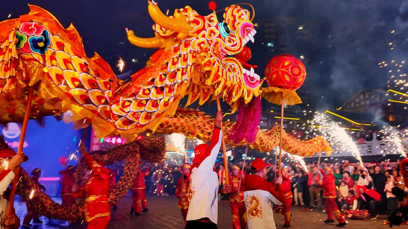 玩龙灯。刘秀娟摄