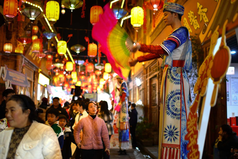 现场观众人潮涌动。王印摄