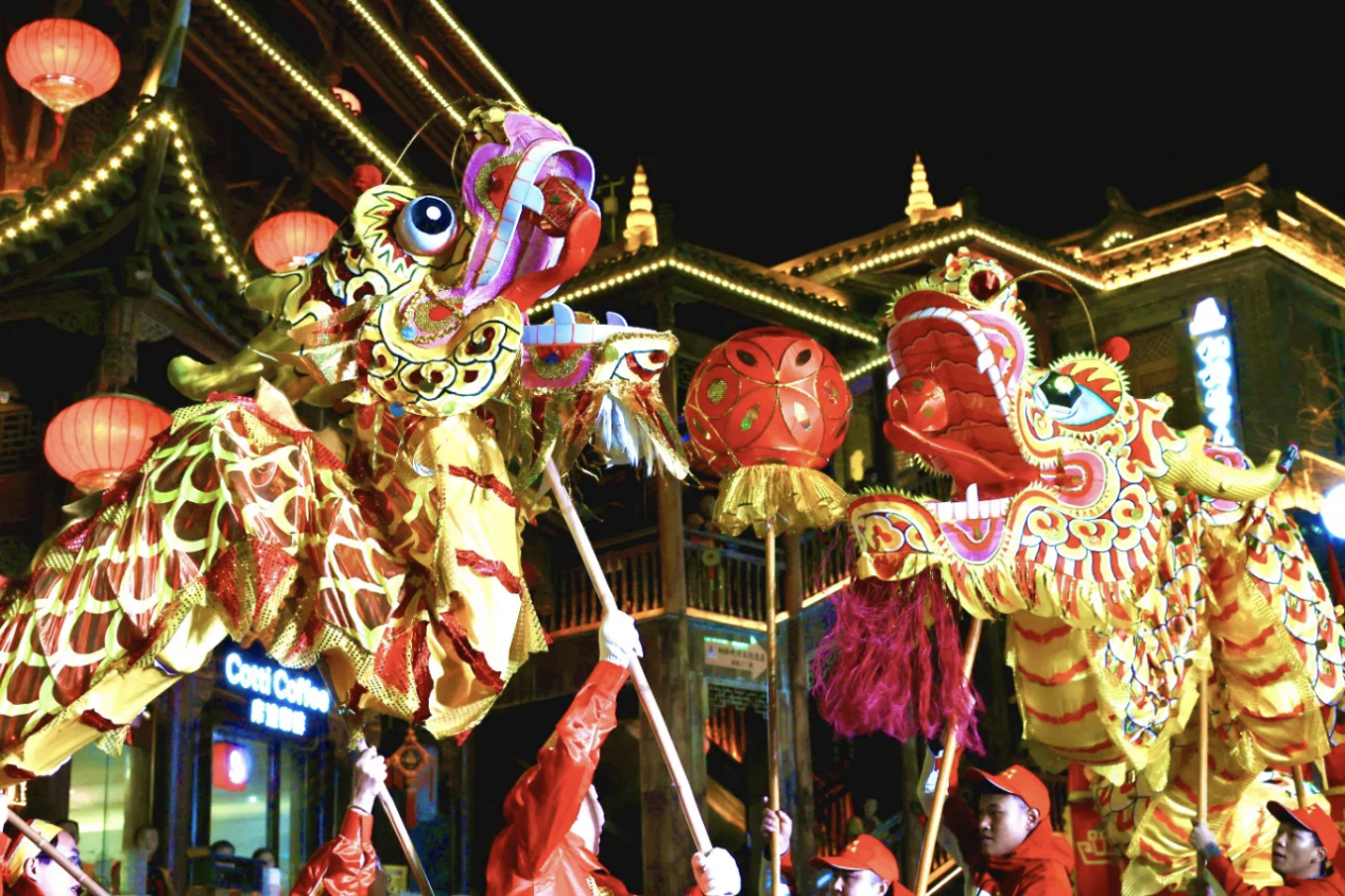 重庆铜梁龙灯与贵州桐梓龙灯“二龙戏珠”。