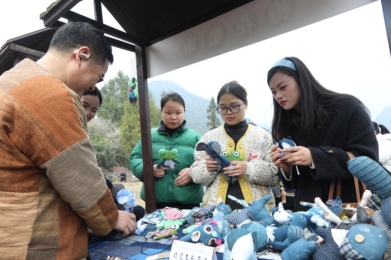 7 图为梅花集市上，当地农特产品及非遗手工艺品吸引游客争相购买。戴友维 摄.JPG