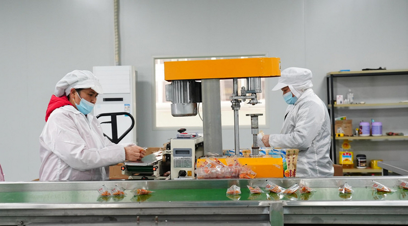 生产车间里，工人在包装产品。何小雨摄