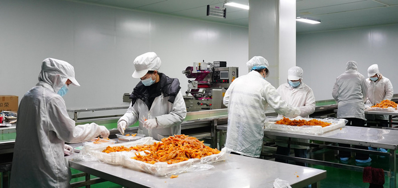 生产车间里，工人在包装产品。何小雨摄