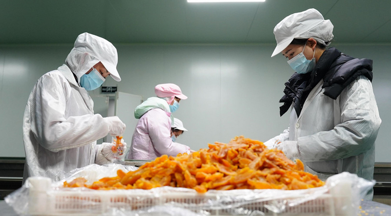 生产车间里，工人在包装产品。何小雨摄