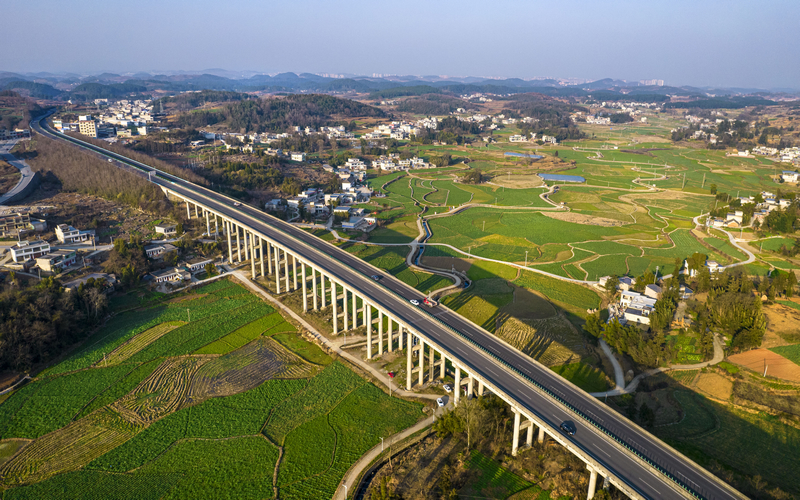2026年1月18日拍摄的贵州省黔西市金碧镇铧口寨社区油菜田园冬景（无人机照片）。