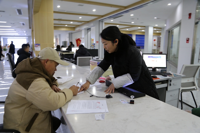 企业之家服务窗口正在接待服务对象（汤斌 2026.01 (1)