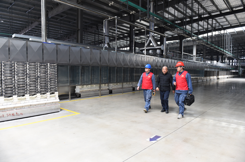 貴州電網公司銅仁供電局員工走進企業了解用電情況。陳舉攝