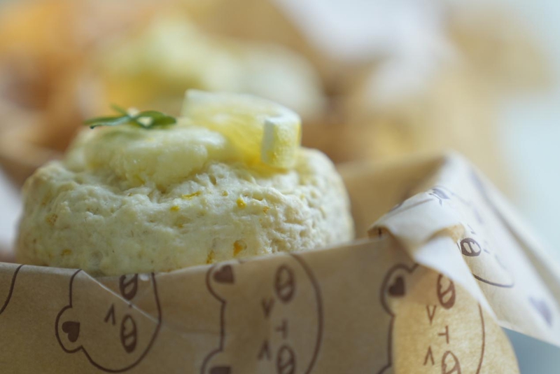 3、咖啡香中夹杂着阵阵面包甜香。