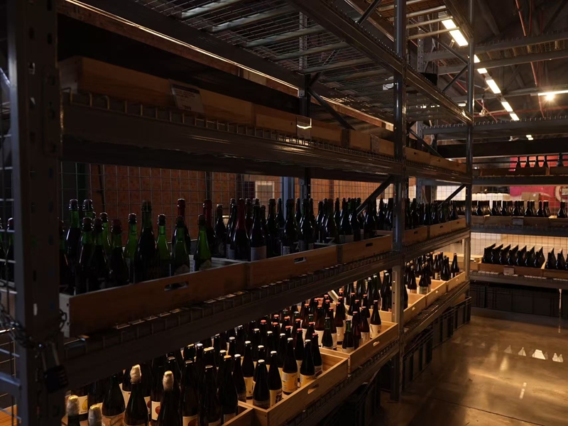 3、TripSmith行匠厨房门店展示的自然发酵精酿啤酒.