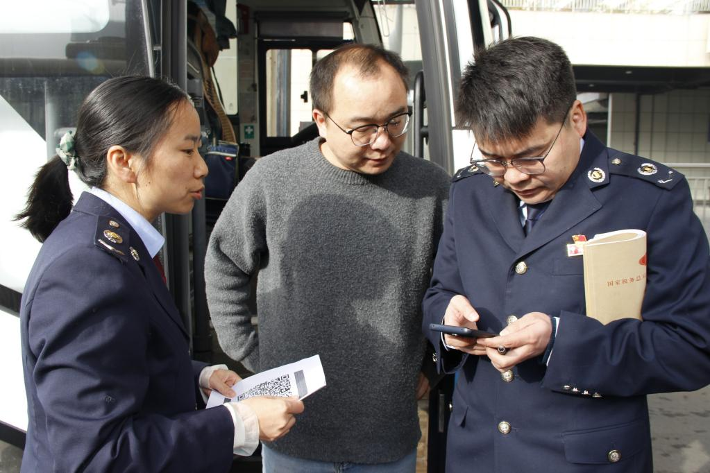 稅務干部輔導納稅人開具發票。鄧頔攝